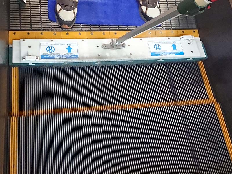 ブルーアイランド清掃写真エスカレーター