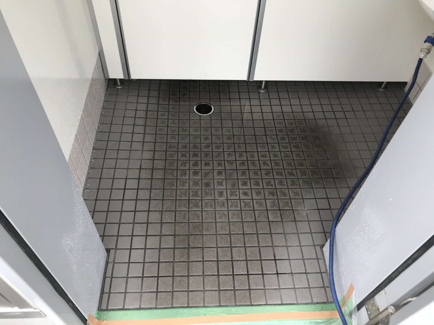トイレの床(タイル）特殊バイオ洗剤洗浄作業