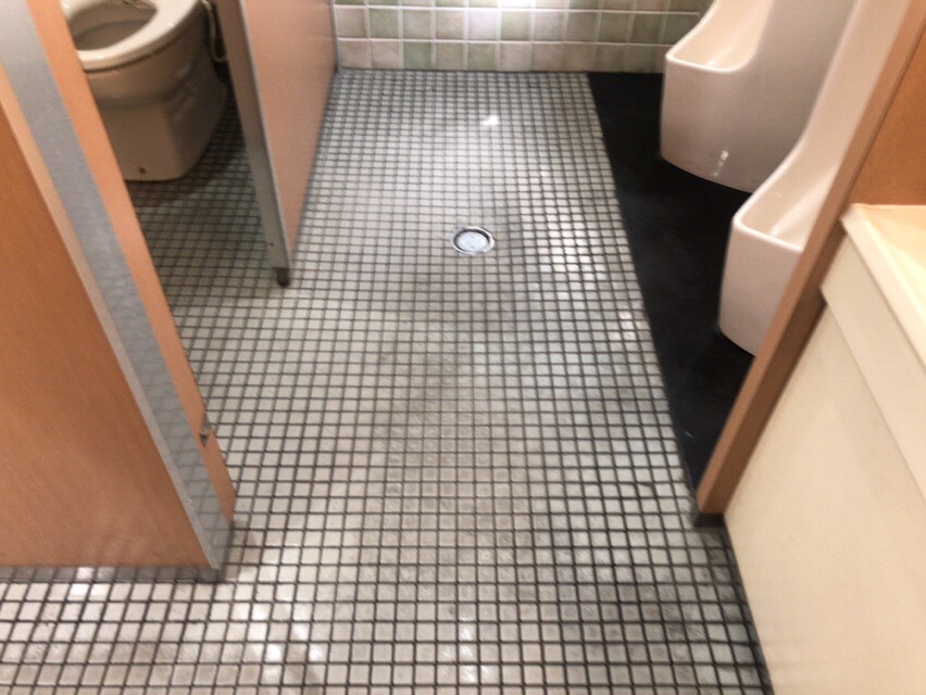トイレ床（タイル）　ガラスコーティング